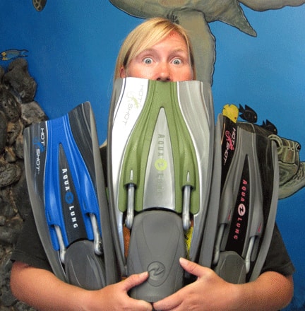 Diving fins nowadays come in different colors, styles and designs. Choosing one can be a fun, overwhelming and confusing experience.
