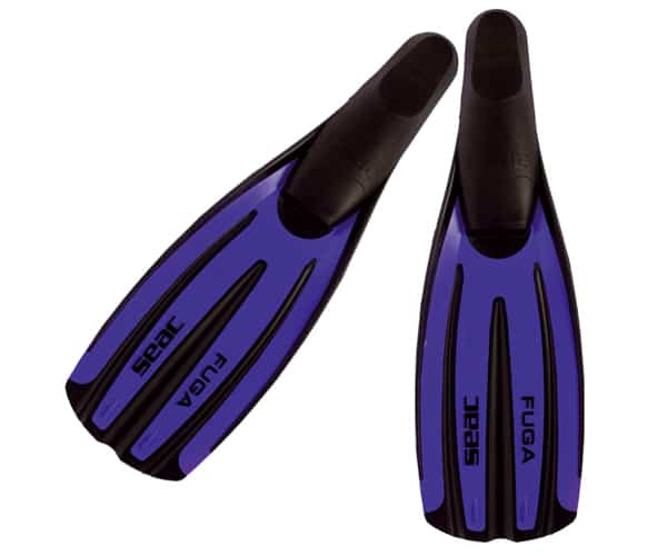 Closed heel (full foot) fins have smaller foot packet compared to the open heeled fins. These fins requires no dive booties since it can be worn by just slipping your foot inside its pockets.
