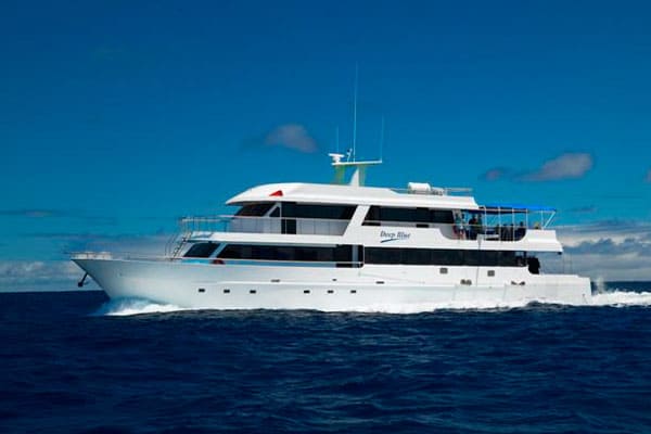 deep-blue-liveaboard-galapagos