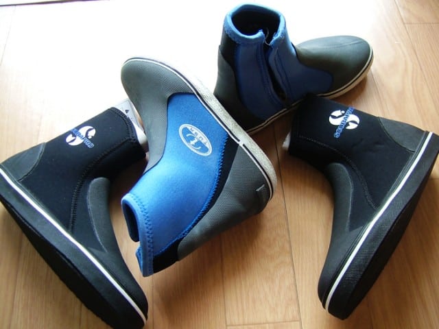 Wearing of diving boots are recommended when using the open heeled fins since its pockets are made of sturdy and hard materials.