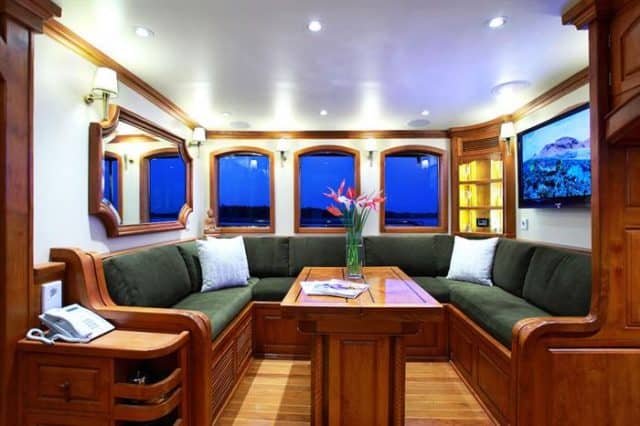 adelaar liveaboard indonesia lounge