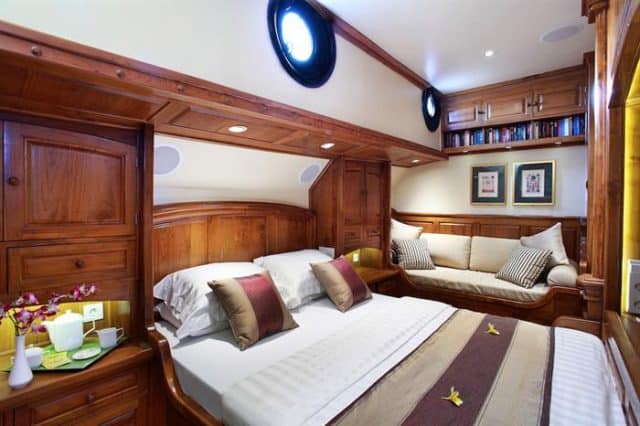 adelaar liveaboard indonesia master cabin