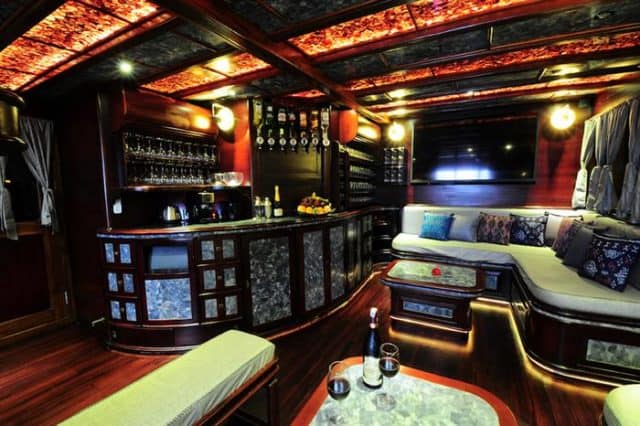 bar lounge manta mae liveaboard indonesia komodo diving