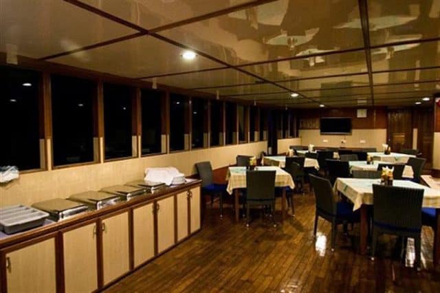 dining ari queen liveaboard maldives diving