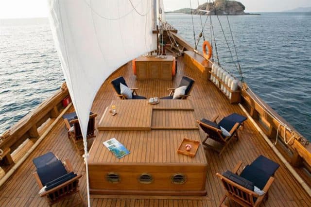 lounge deck mantra liveaboard scuba diving komodo 