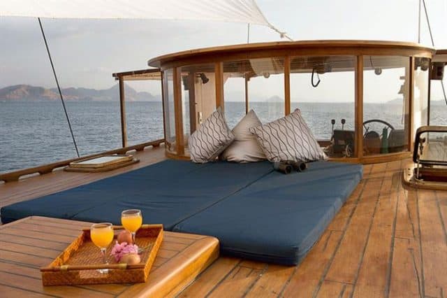 sun deck mantra liveaboard scuba diving komodo 