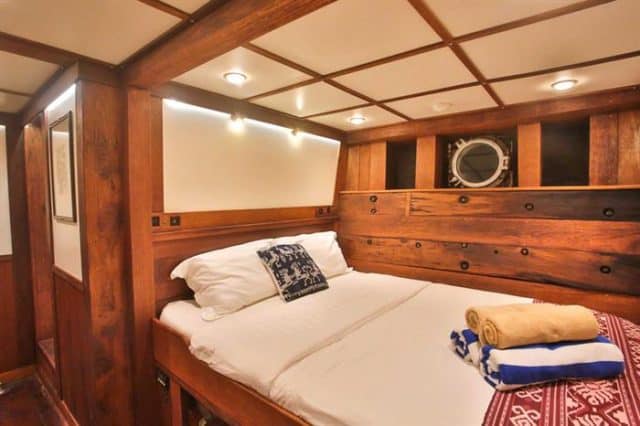 double cabin ombak putih liveaboard diving cruise indonesia