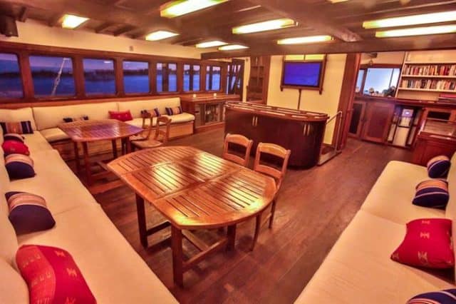 lounge ombak putih liveaboard diving cruise indonesia