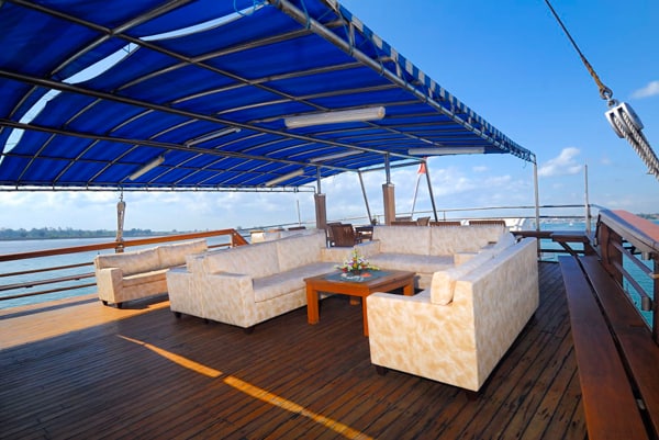 lounge sea safari VII liveaboard diving indonesia