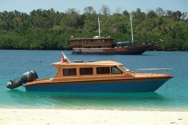 dive tender klm sunshine liveaboard diving indonesia