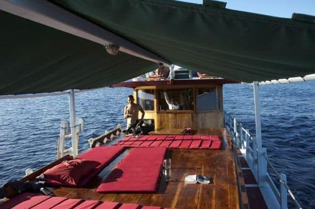 ari jaya charter budget liveaboard diving komodo indonesia