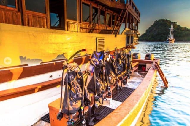 dive deck lalunia liveaboard charter diving cruise komodo indonesia