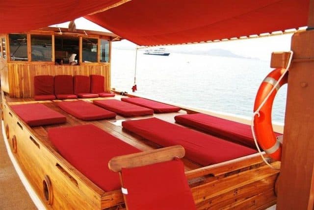 sun deck lalunia liveaboard charter diving cruise komodo indonesia