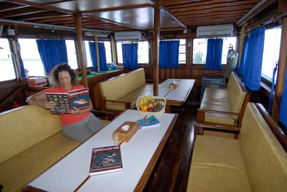 dining temukira liveaboard diving komodo indonesia