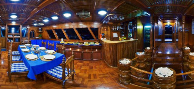 dining on the maavahi liveaboard diving maldives