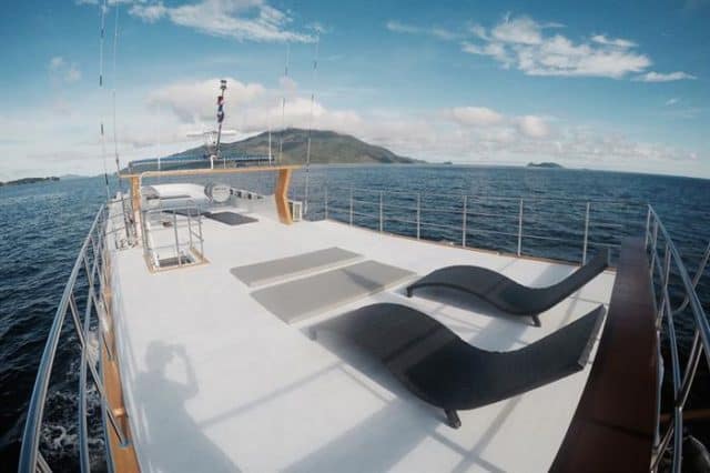 gentle giant liveaboard diving thailand