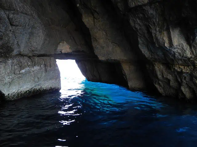 scuba dive cave malta